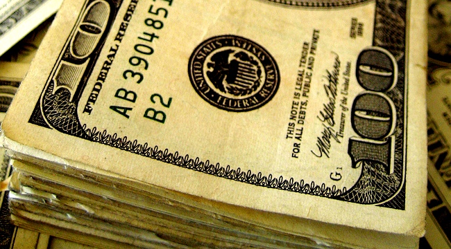 Dolar je pao na jednonedeljno dno u odnosu na druge valute, nakon sto su narudzbe trajnih dobara pale